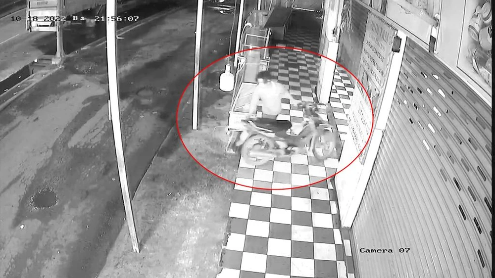 Theo chủ quán, nam nhân viên lấy trộm xe, tiền là tuyển trên mạng xã hội. Ảnh chụp từ clip