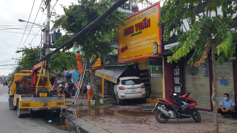 May mắn vụ việc không khiến người đi đường nào bị thương. Ảnh: NT