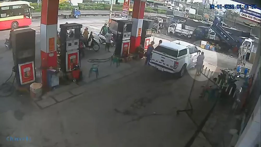 Sau khi lấy tài sản trong xe, người đàn ông nhanh chóng rời đi. Ảnh chụp từ clip