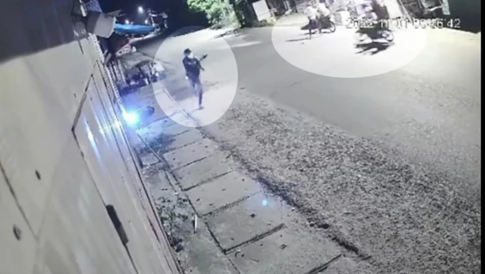 Nhóm trộm chó hung hãn khiến các DQTV bỏ chạy. Ảnh chụp từ clip Nhóm trộm chó hung hãn khiến các DQTV bỏ chạy. Ảnh chụp từ clip