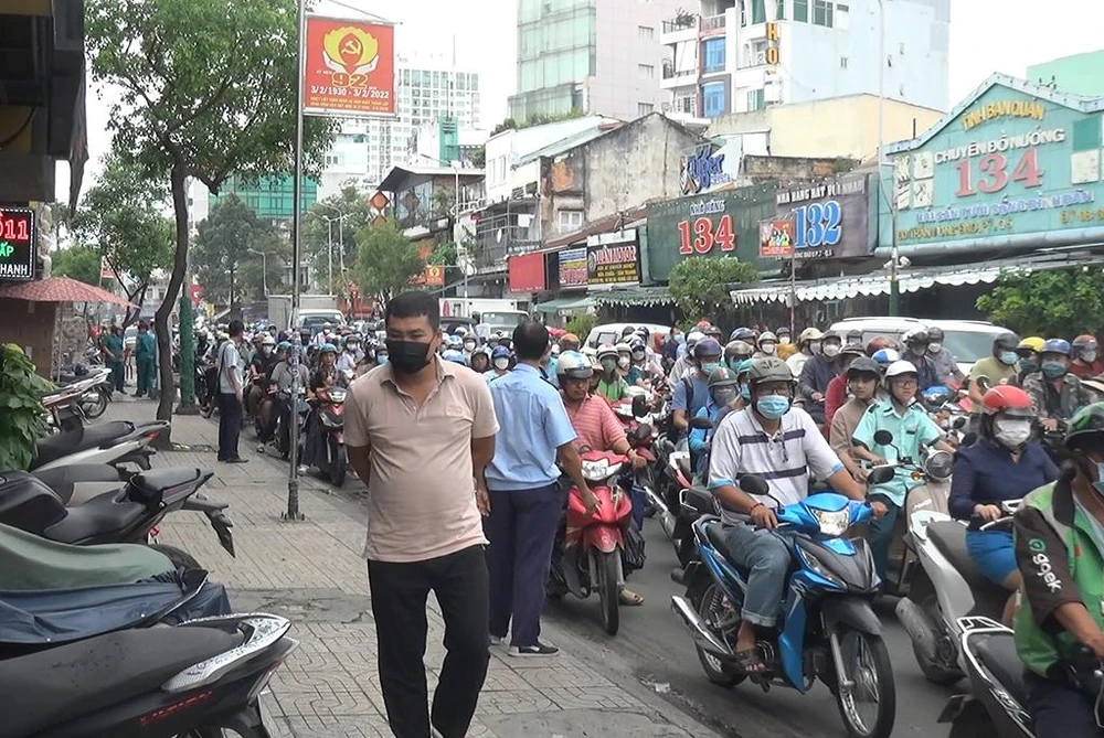 Ảnh hưởng từ sự cố khiến giao thông qua khu vực ùn ứ. Ảnh: HT