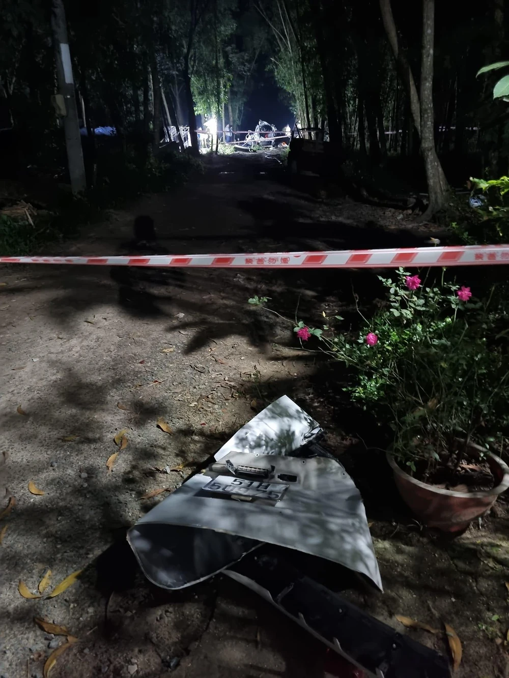 Đến khuya cùng ngày, công an vẫn đang phong tỏa hiện trường, khám nghiệm điều tra. Ảnh: Minh Công