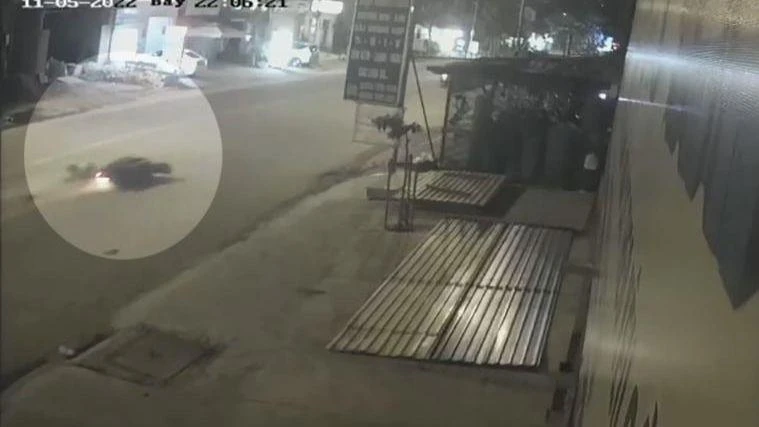 Nạn nhân sau đó té ngã, tử vong khi được đưa đến bệnh viện. Ảnh chụp từ clip