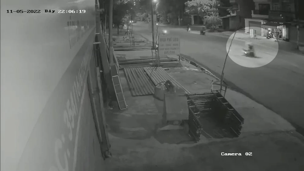 Người đàn ông chạy xe máy bị sụp ổ gà trên đường số 1. Ảnh chụp từ clip