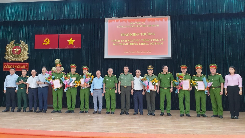 Công an TP.HCM, quận ủy, UBND quận 8 trao khen, thưởng cho đại diện các đơn vị trong ban chuyên án. Ảnh: NT