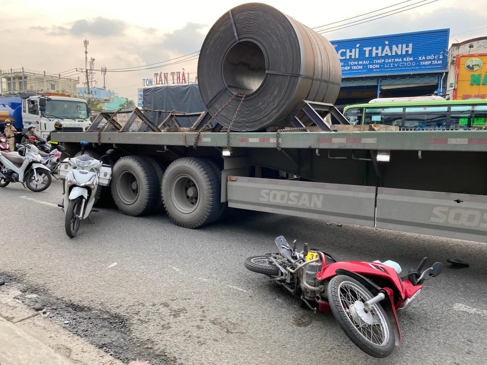 Người phụ nữ được cho là va chạm với một xe máy khác, ngã xuống đường và bị xe đầu kéo cán tử vong. Ảnh: HT Người phụ nữ được cho là va chạm với một xe máy khác, ngã xuống đường và bị xe đầu kéo cán tử vong. Ảnh: HT