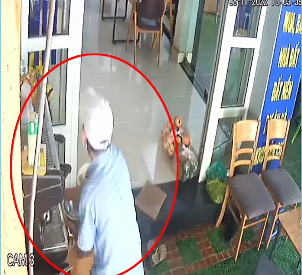 Sau khi quan sát phát hiện chủ nhà đi vào trong, người này chạy vào lấy hai điện thoại. Ảnh chụp từ clip