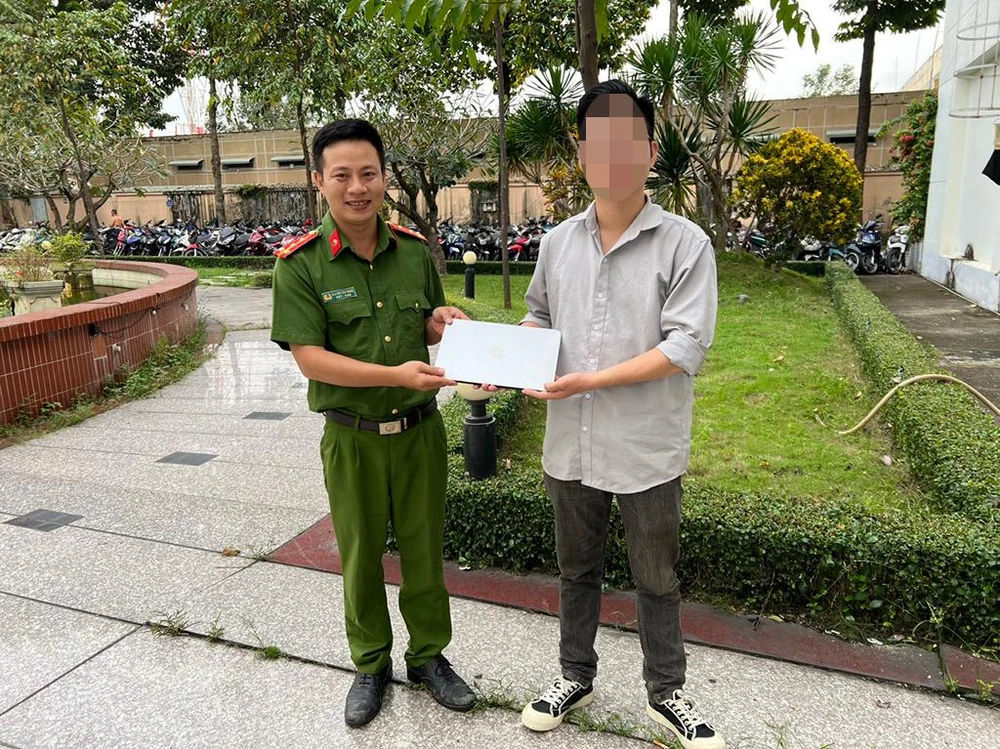 Máy tính được trả lại cho phóng viên T. Ảnh: NT