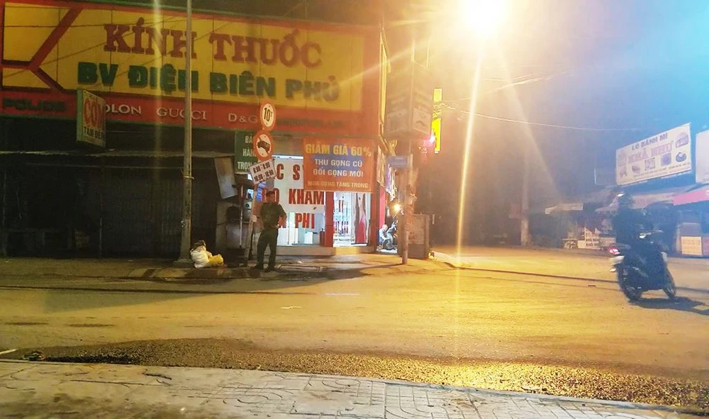 thanh niên cầm dao xông vào cửa hàng mắt kính bình chánh