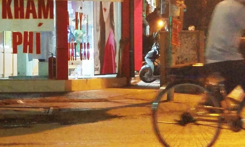 thanh niên cầm dao xông vào cửa hàng mắt kính bình chánh