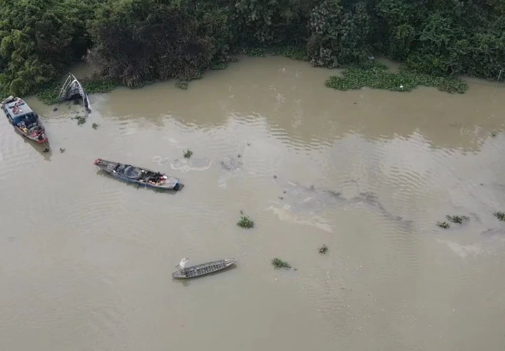 trục vớt du thuyền bị cháy trên sông sài gòn