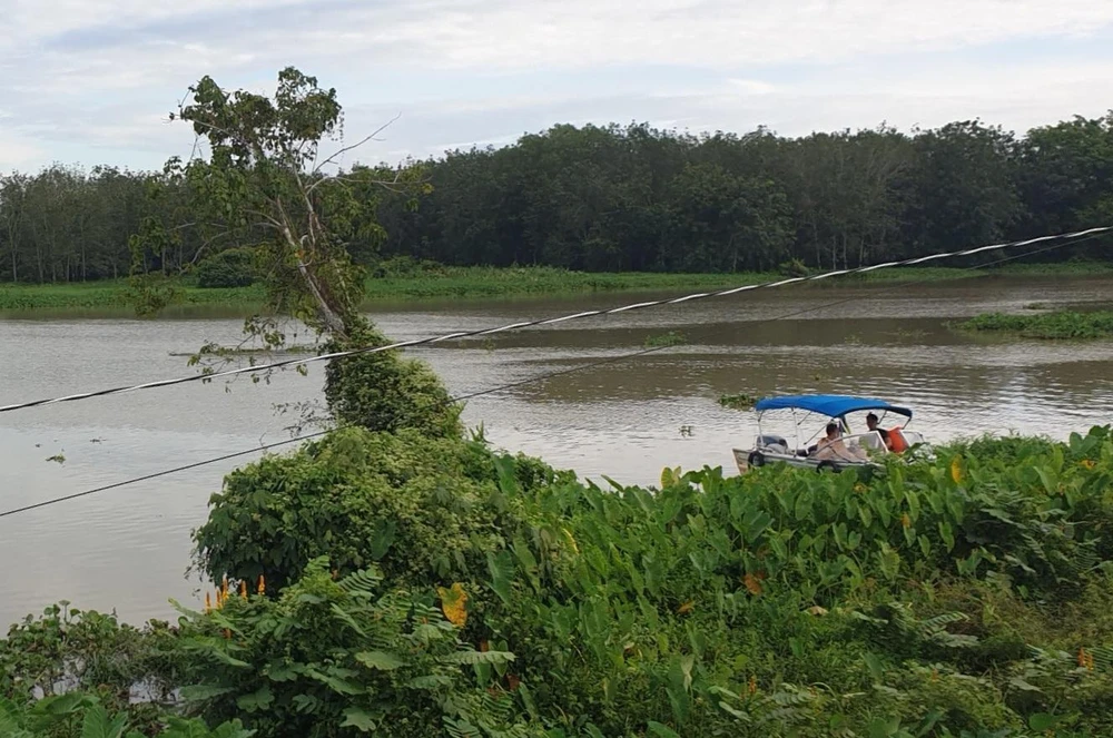 trục vớt du thuyền bị cháy trên sông sài gòn