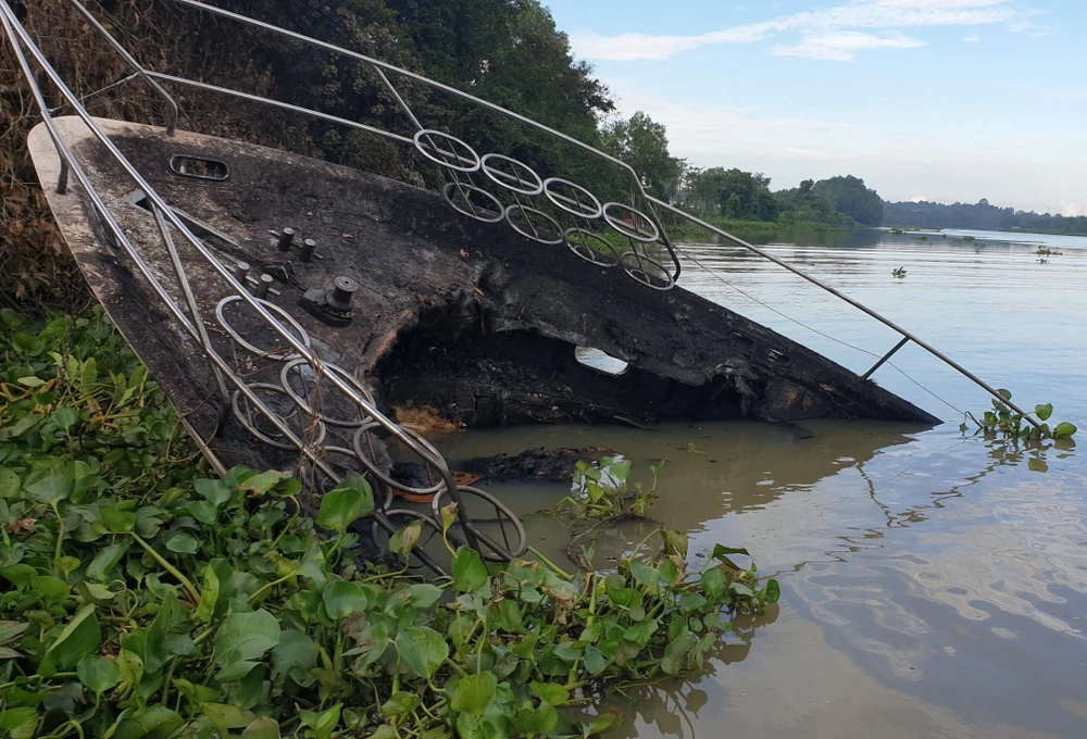 trục vớt du thuyền bị cháy trên sông sài gòn