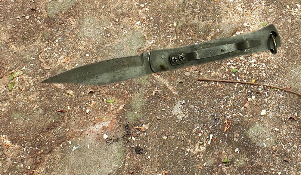 thanh-nien-cam-dao-cuop-xe-may-cua-phu-nu