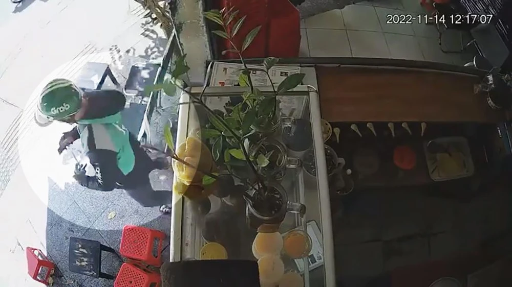 nu-sinh-bi-nguoi-mac-do-xe-om-cong-nghe-trom-dien-thoai