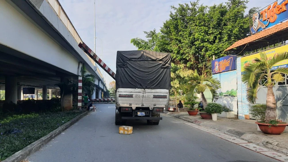 Xe tải tông sập thanh giới hạn chiều cao cầu Nước Lên xe-tai-tong-sap-thanh-gioi-han-chieu-cao-cau-nuoc-len