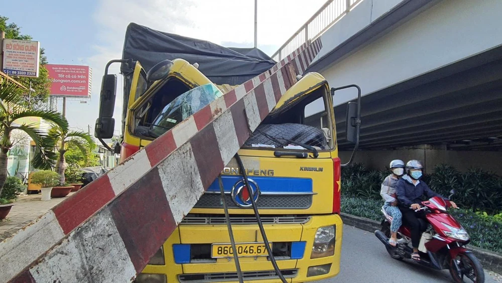 Xe tải tông sập thanh giới hạn chiều cao cầu Nước Lên xe-tai-tong-sap-thanh-gioi-han-chieu-cao-cau-nuoc-len