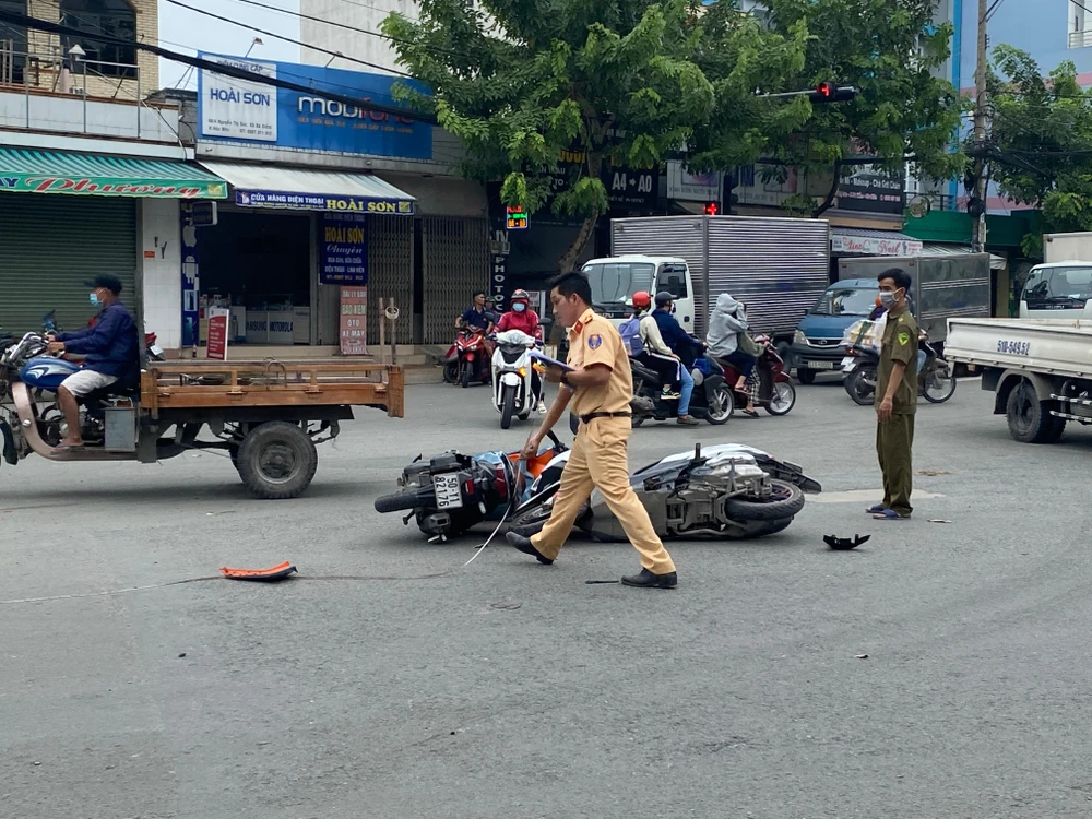 Xe máy tông liên hoàn, 1 phụ nữ và 2 em bé nhập viện tong-3-xe-lien-hoan-xa-ba-diem