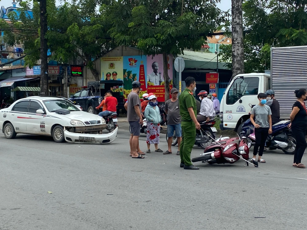 Xe máy tông liên hoàn, 1 phụ nữ và 2 em bé nhập viện tong-3-xe-lien-hoan-xa-ba-diem