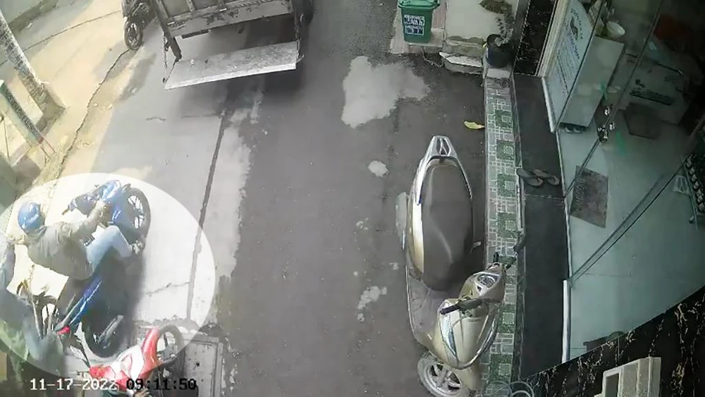 Sau đó, cả hai quay đầu xe chạy ngược lại. Ảnh chụp từ clip