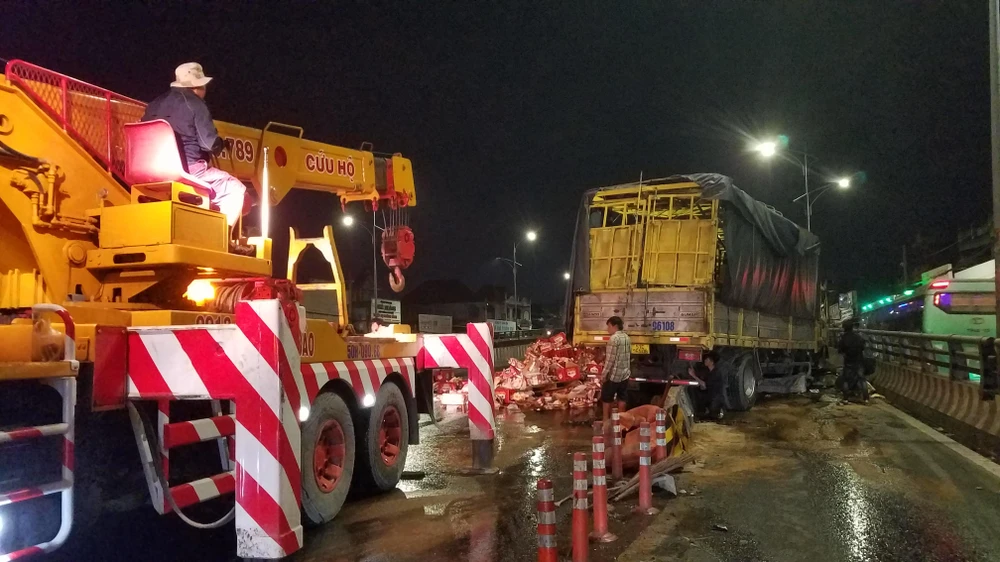 Xe tải chở bia tông dải phân cách, lật ngang trên Quốc lộ, tài xế mắc kẹt xe-tai-cho-bia-lat-cau-vuot-go-may