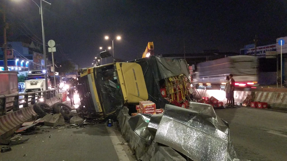 Xe tải chở bia tông dải phân cách, lật ngang trên Quốc lộ, tài xế mắc kẹt xe-tai-cho-bia-lat-cau-vuot-go-may