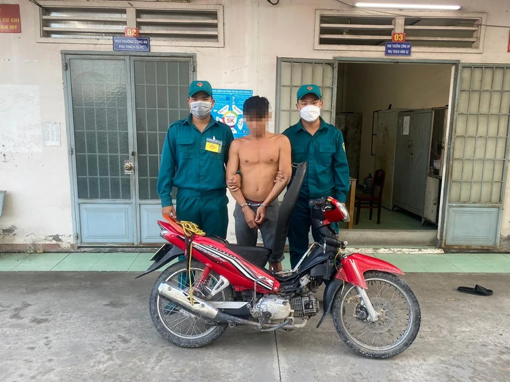 Thanh niên bắt trộm 2 con heo mọi nặng 60kg ở Bình Mỹ bat-trom-2-con-heo-o-binh-my-cu-chi-bi-bat