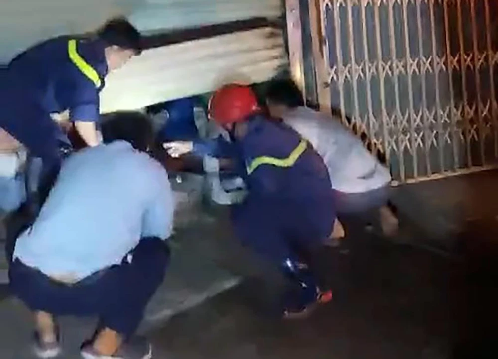 6 người mắc kẹt trong căn nhà gần đó được cảnh sát cứu kịp thời. Ảnh: CA