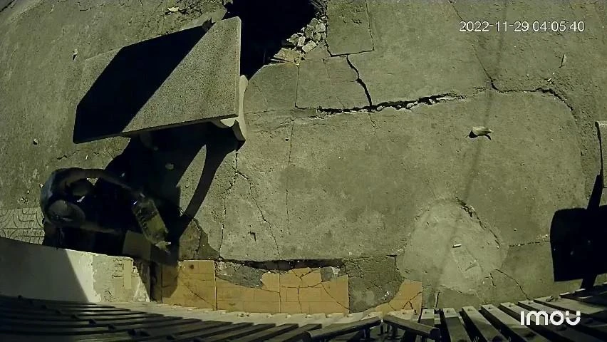 tuoi-xang-dot-nha-hang-xom-o-tan-phu