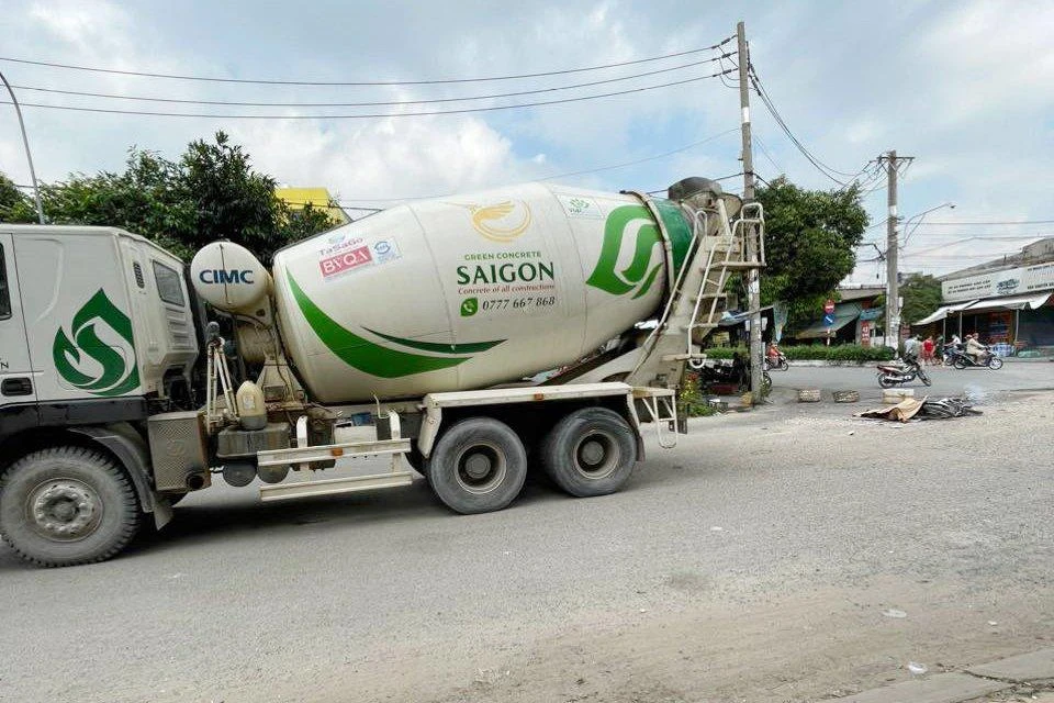 Sau va chạm, người đàn ông bị xe bồn cán tử vong. Ảnh: HT