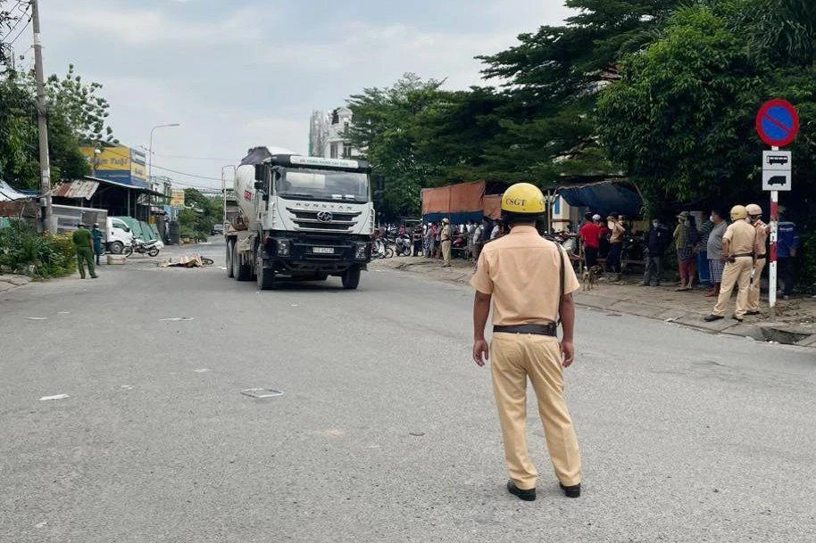 Lực lượng CSGT sau đó có mặt xử lý hiện trường, lập hồ sơ điều tra vụ tai nạn. Ảnh: HT