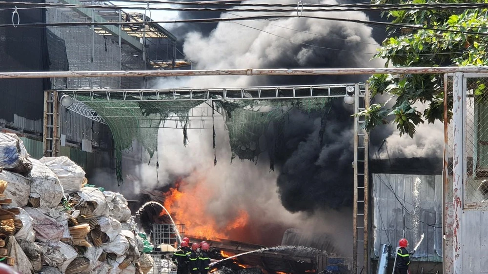 Đến 12 giờ trưa cùng ngày, việc dập lửa vẫn đang được triển khai. Ảnh: HT