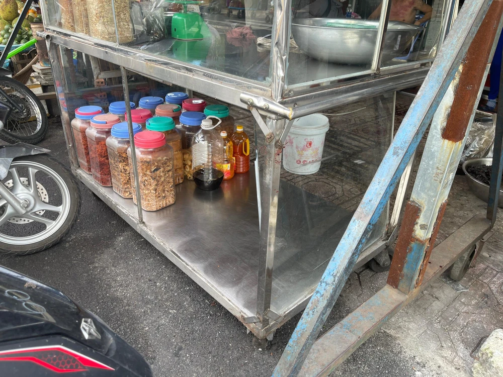 cam-ba-chia-kiem-bi-cong-an-truy-duoi-lao-vao-quan-an-quan-4