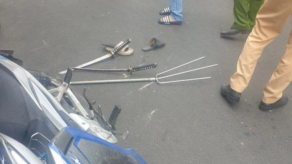 cam-ba-chia-kiem-bi-cong-an-truy-duoi-lao-vao-quan-an-quan-4