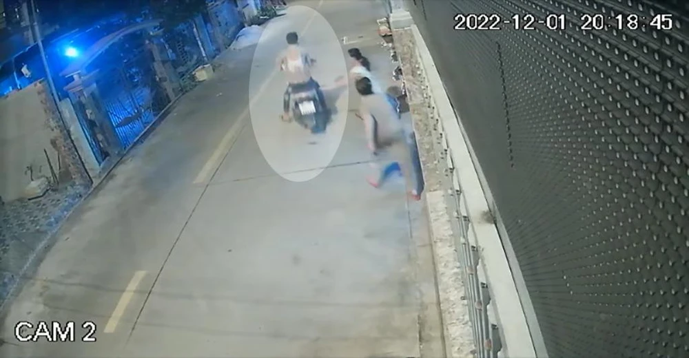 Thanh niên mua 2 thùng bia rồi bỏ chạy, ‘quên’ trả tiền mua-2-thung-bia-quen-tra-tien-bo-chay