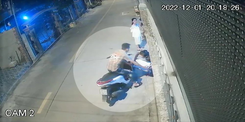 Thanh niên mua 2 thùng bia rồi bỏ chạy, ‘quên’ trả tiền mua-2-thung-bia-quen-tra-tien-bo-chay