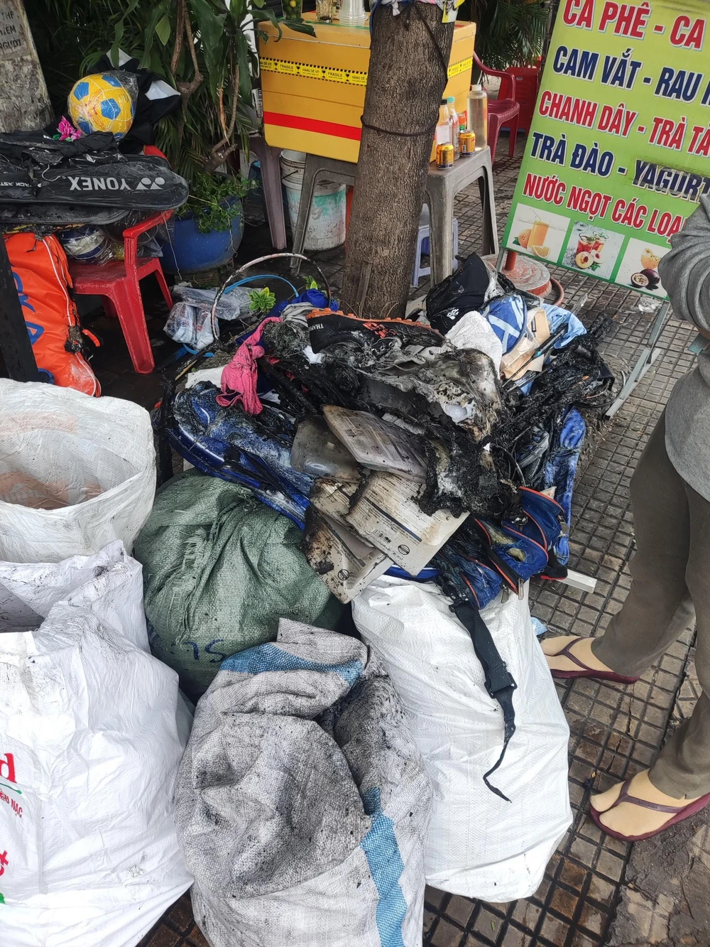 Đám cháy làm hư hại một số tài sản trong cửa hàng. Ảnh: CA Đám cháy làm hư hại một số tài sản trong cửa hàng. Ảnh: CA