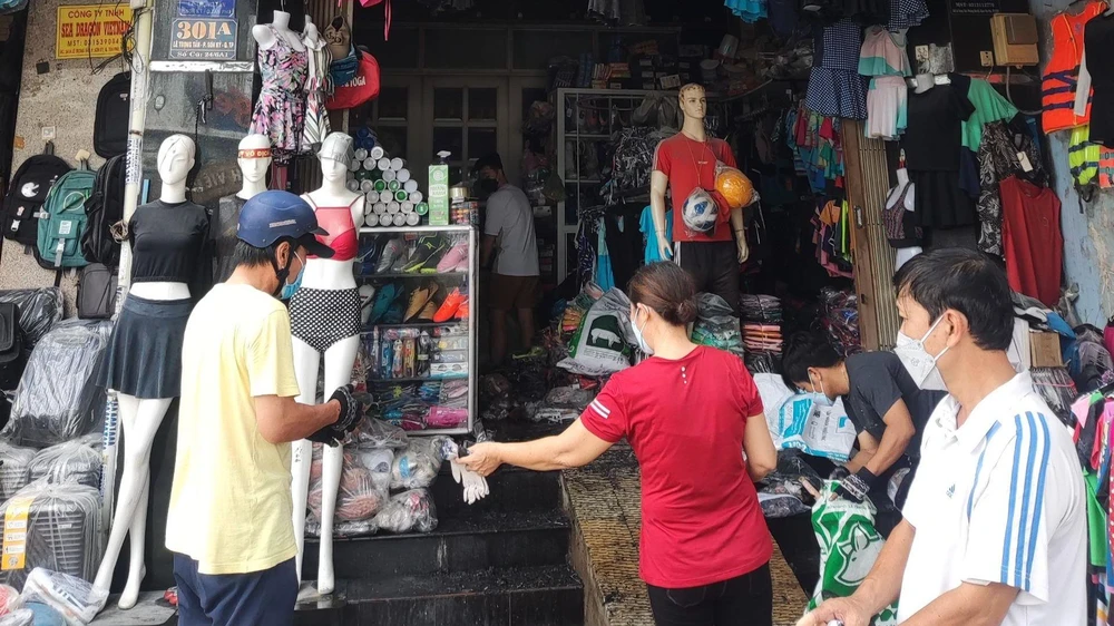 Khói lửa bùng lên từ cửa hàng kinh doanh quần áo, dụng cụ thể thao ở quận Tân Phú, sáng 3-12. Ảnh: CA Khói lửa bùng lên từ cửa hàng kinh doanh quần áo, dụng cụ thể thao ở quận Tân Phú, sáng 3-12. Ảnh: CA