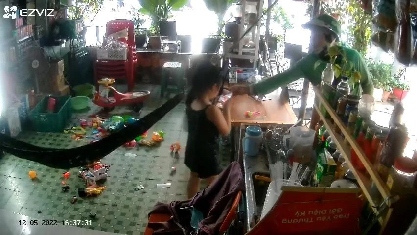 lay-dien-thoai-tren-tay-be-gai-tan-phu