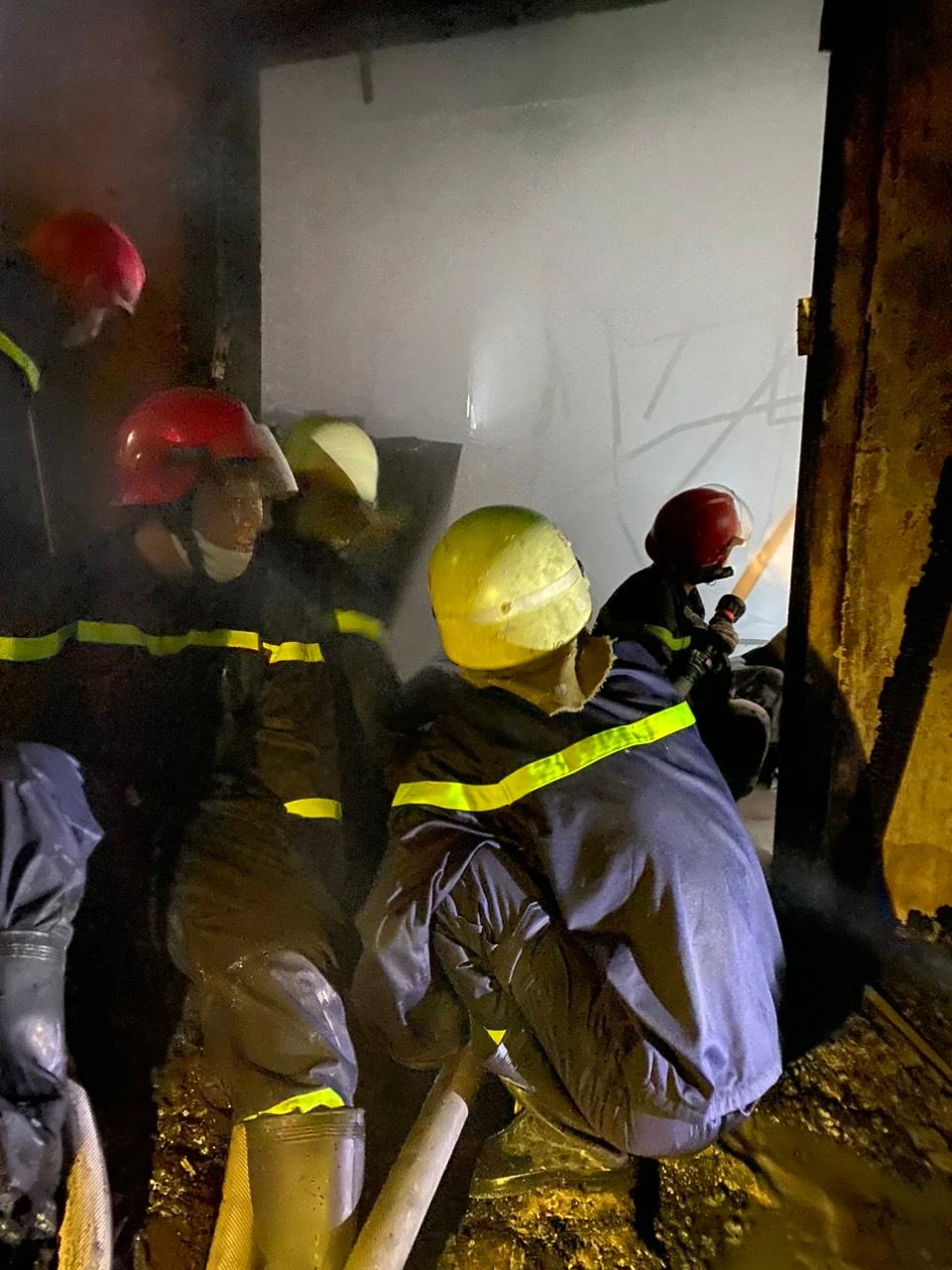 chay-nha-duong-cao-thang-quan-3-4-nguoi-mac-ket