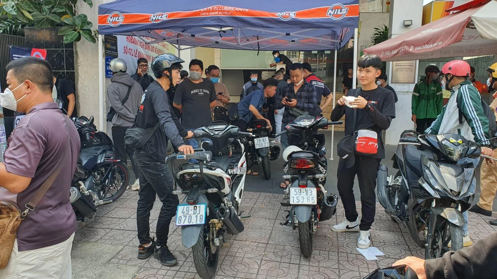 Ngoài xe máy không giấy tờ ở trước sân thì dưới hầm xe cũng có nhiều xe độ chế, không giấy tờ. Ảnh: NY