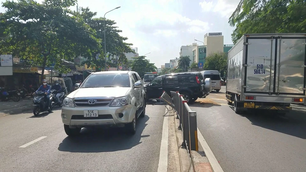 o-to-tong-dai-phan-cach-tay-thanh-tan-phu