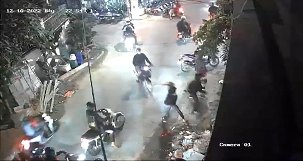 bat-nhom-30-thanh-nien-hon-chien-chem-trong-thuong-1-nguoi-o-duong-to-ky-tan-chanh-hiep