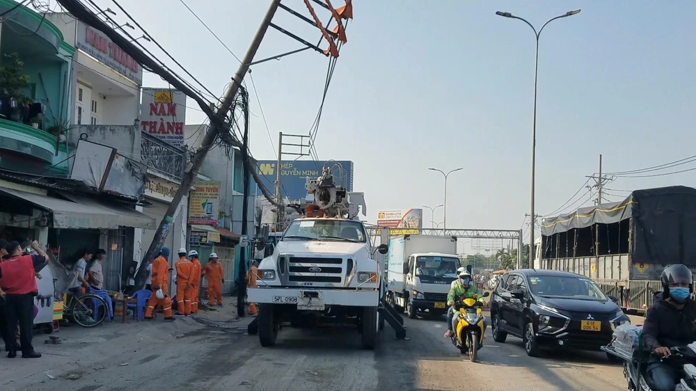 xe-ben-keo-cap-vien-thong-lam-nghieng-tru-dien-quoc-lo-1-binh-chanh