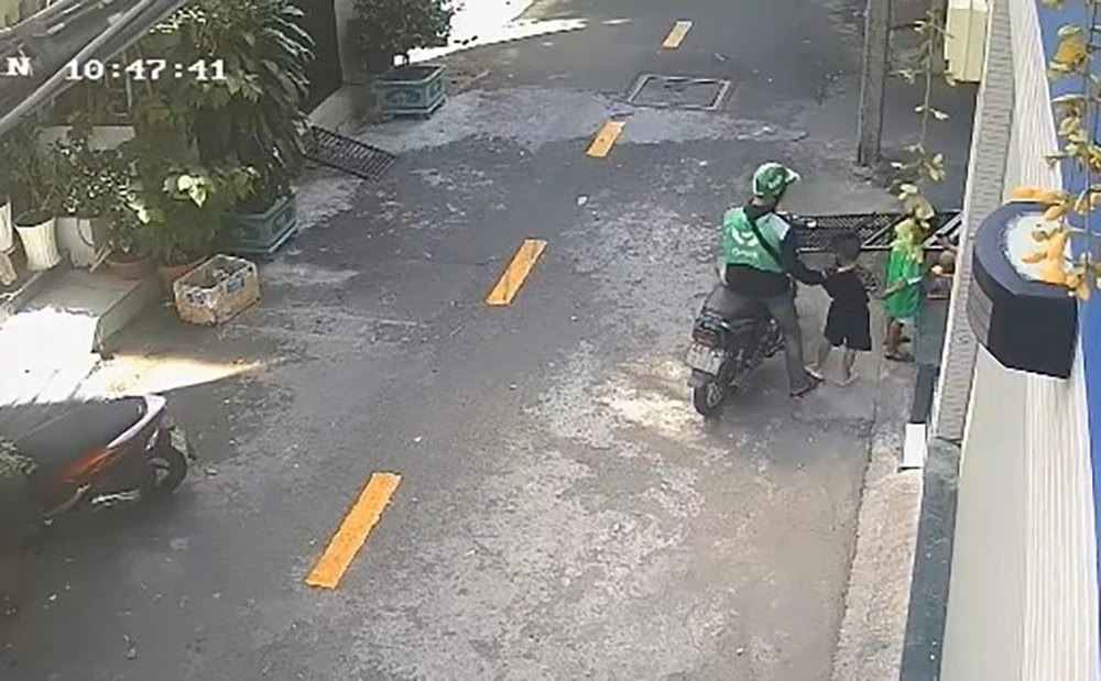 lot-vang-tren-tay-be-trai-4-tuoi-tan-phu