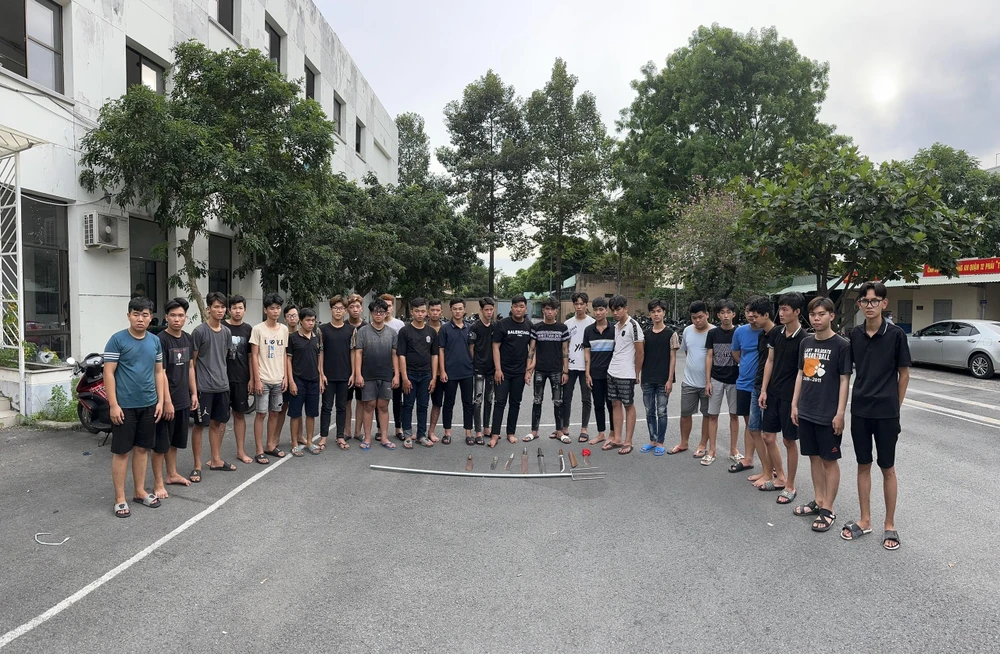 bat-40-thanh-nien-hon-chien-quan-12