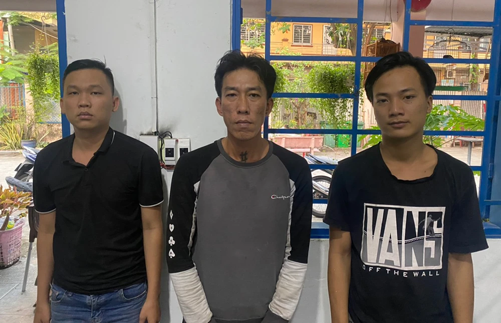 Tuấn, Hoàng và Tân (bên trái sang) tại cơ quan điều tra. Ảnh: CA