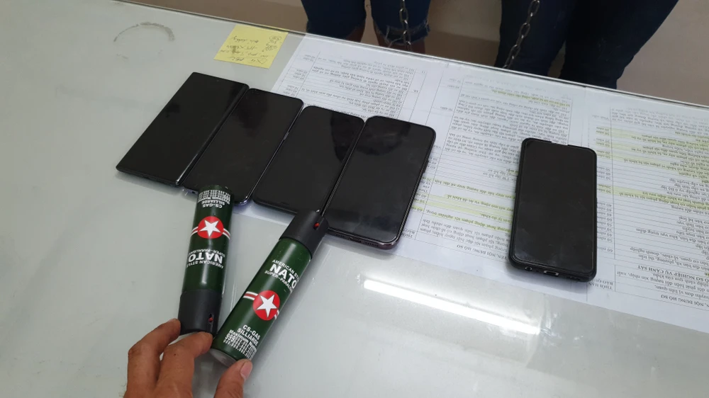 2-vo-chong-cuop-giat-tai-san-xit-hoi-cay-xin-loi-nguoi-dan