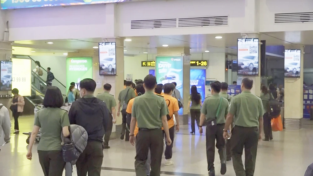 truc-xuat-12-nguoi-trung-quoc-ve-nuoc