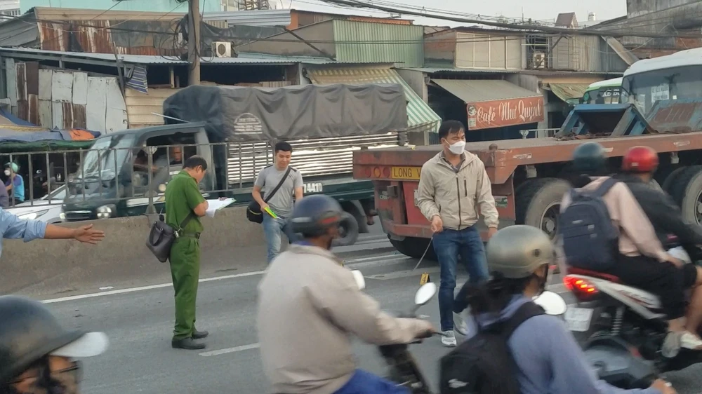 Băng qua Quốc lộ 1, người phụ nữ bị xe đầu kéo cuốn vào gầm xe-dau-keo-cuon-nguoi-vao-gam-quoc-lo-1